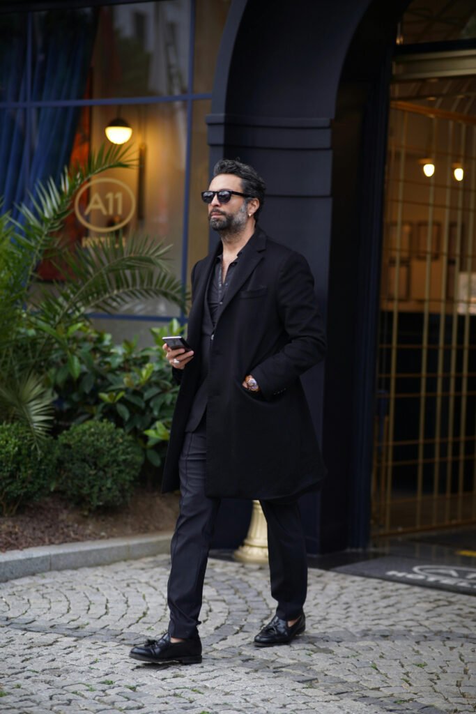 35+ Sophisticated All Black Outfits for Men: From Casual To Formal